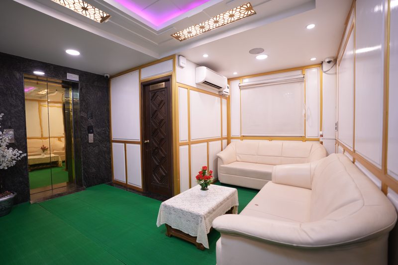 Lounge sofa by the lift
