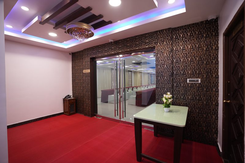 Lounge with glass wall to the dining hall