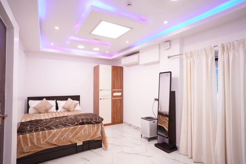 Guest room, bed and mirror