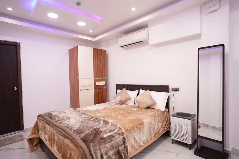 Guest room, bed and wardrobe