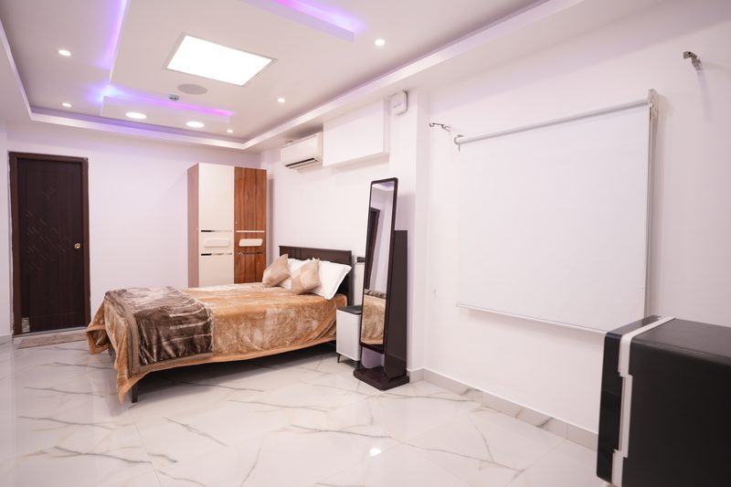 Guest room, wide view